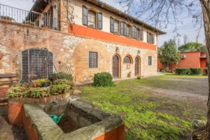 Villa storica in vendita in Toscana con giardino, piscina e interni ristrutturati – proposta esclusiva dell’Agenzia Immobiliare Andrea Salutini.