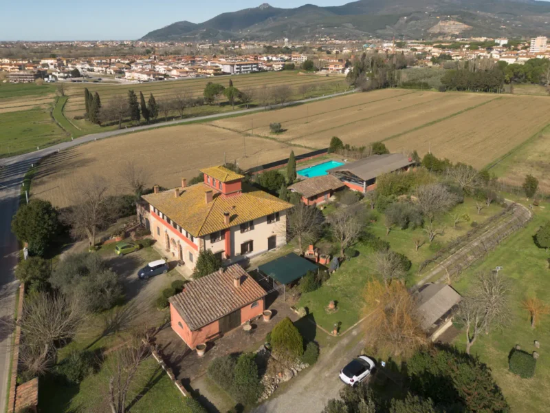 Villa storica in vendita in Toscana con giardino, piscina e interni ristrutturati – proposta esclusiva dell’Agenzia Immobiliare Andrea Salutini.